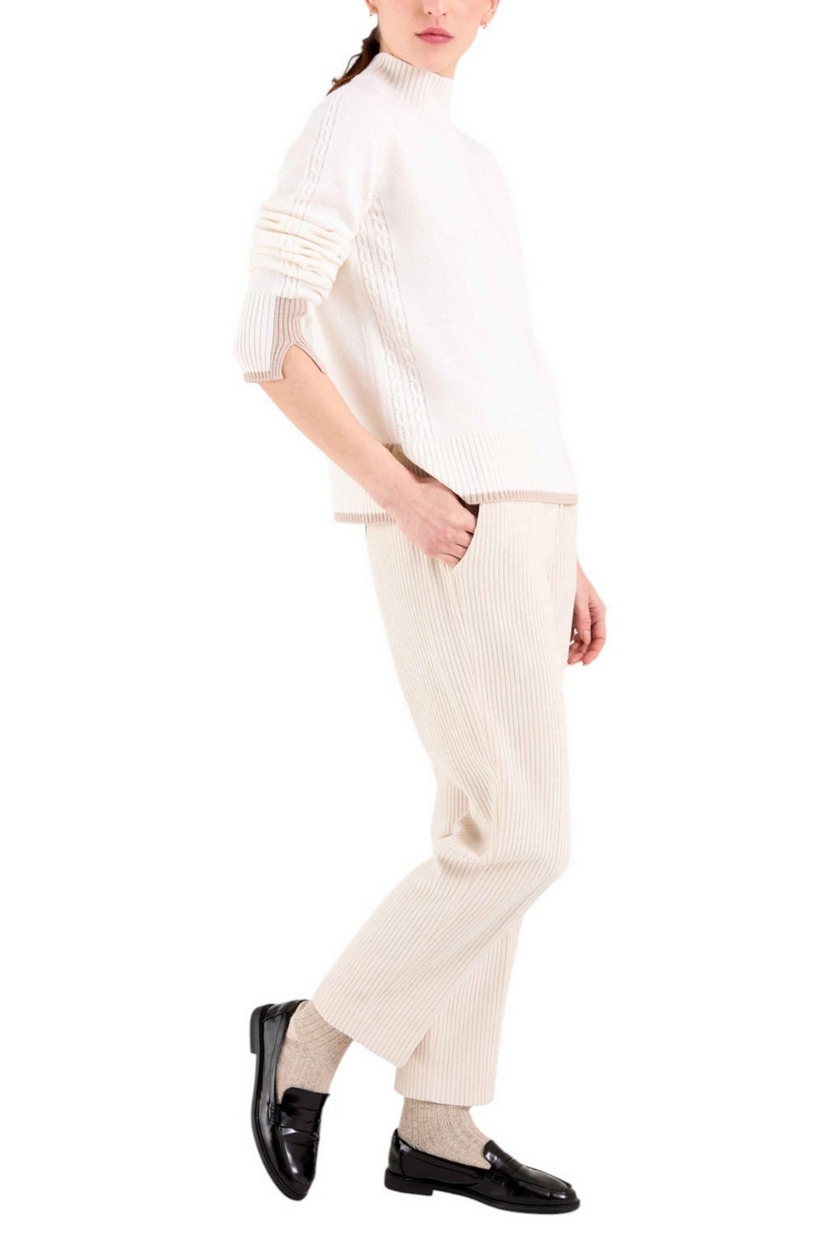 maglia dolcevita con trecce