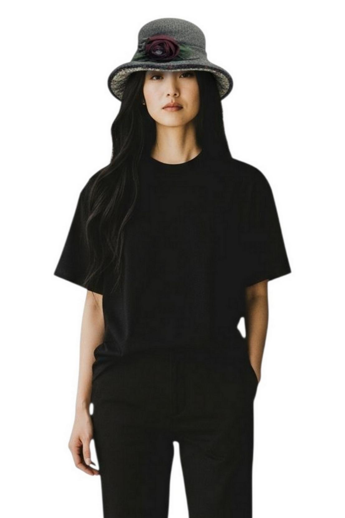 cloche donna in panno beige con fiore