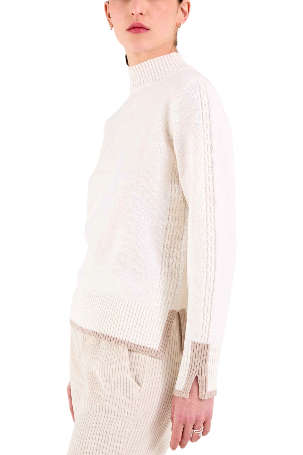 maglia dolcevita con trecce 