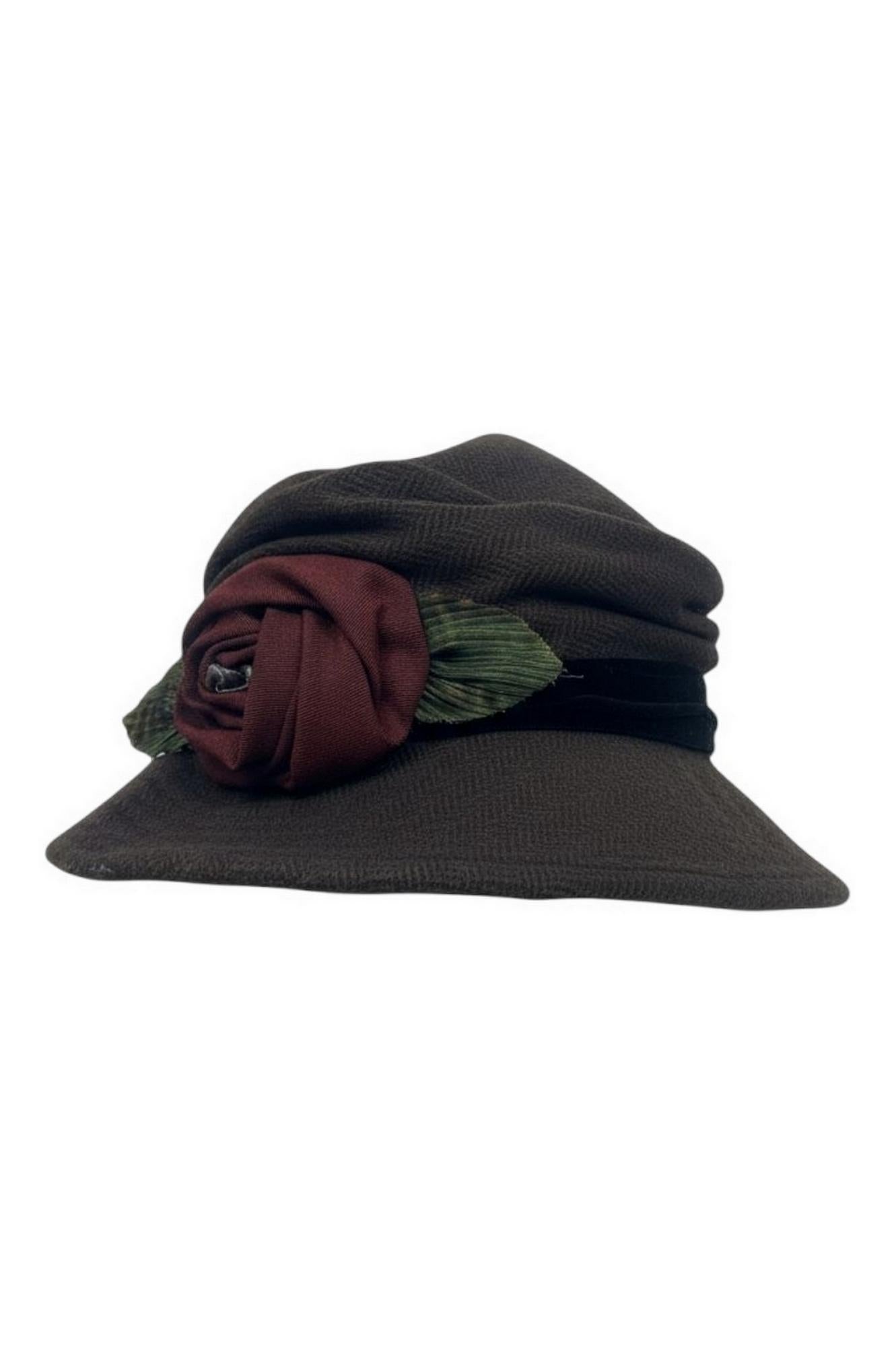 cloche donna in panno marrone con fiore 